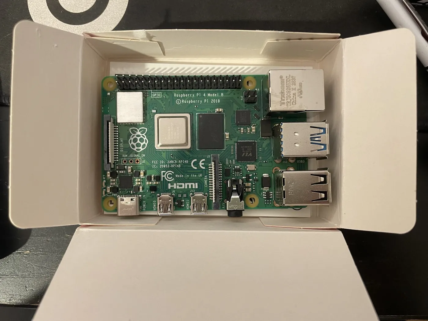 Raspberry Pi 4 w otwartym pudełku